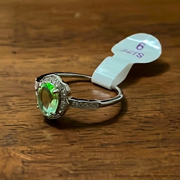 Brand NEW 925 Sterling Silver with Lab Created Light Green Quartz in size 9. - Picture 3 of 6
